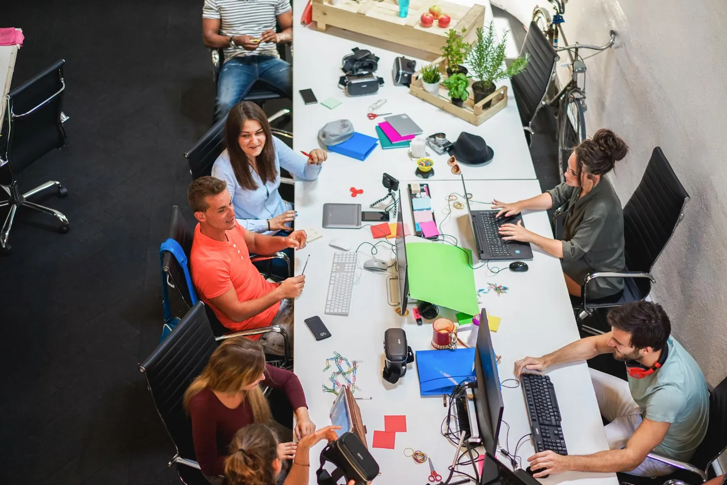 Équipe de l’agence Mediova qui travaille en open space