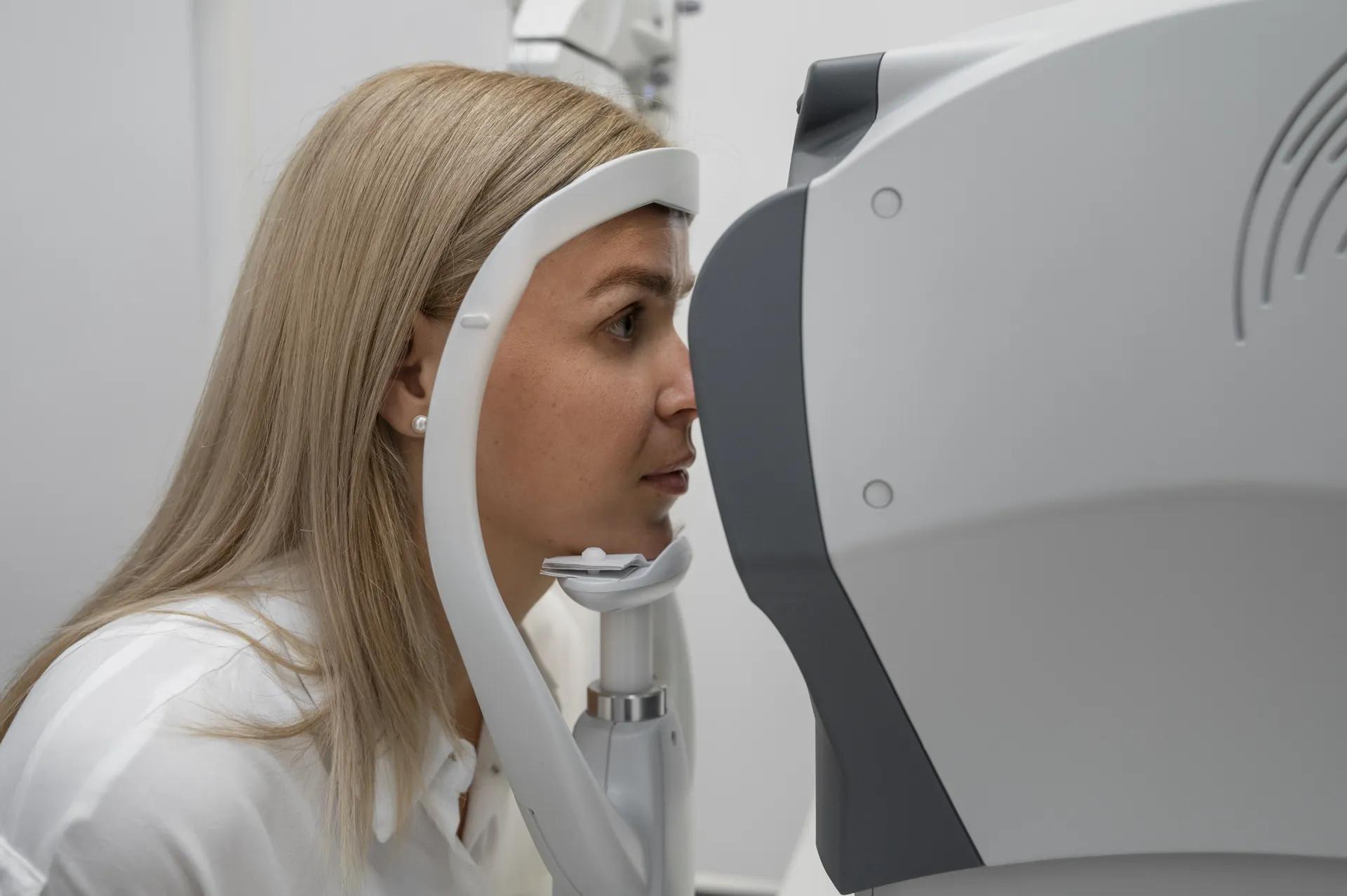 Patiente pendant un bilan préopératoire de chirurgie réfractive