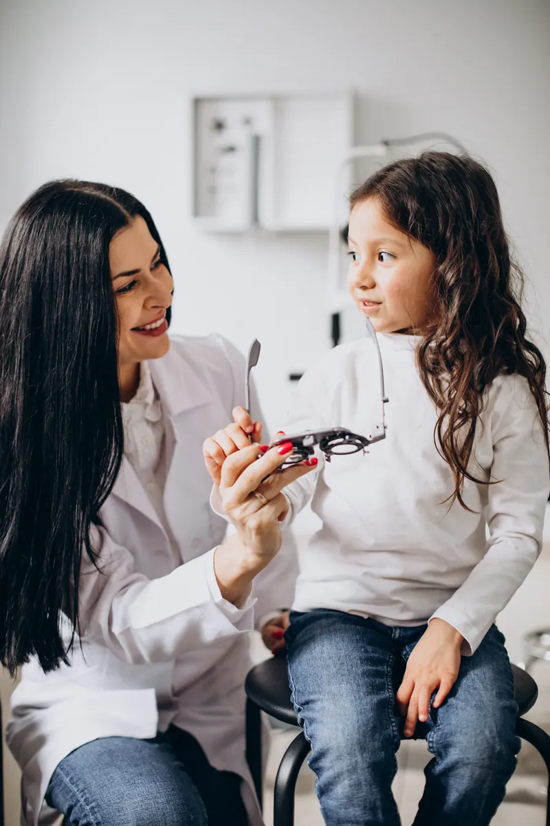 Bilan visuel de l'enfant Bilan visuel d'une enfant en cabinet d'ophtalmologie