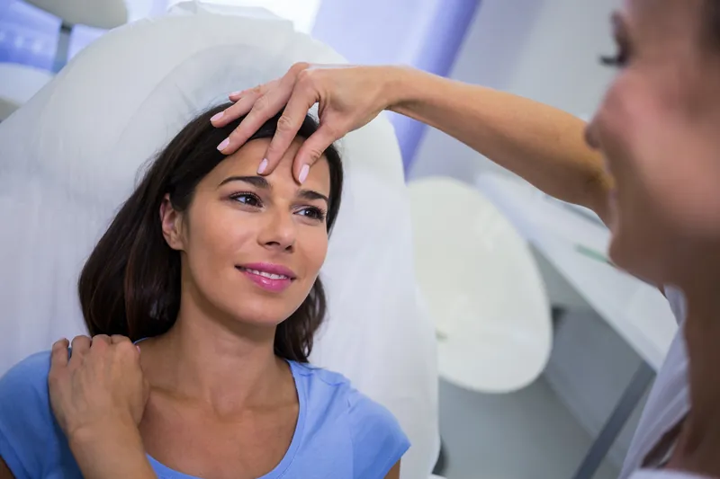 Patiente en consultation avant une chirurgie réfractive