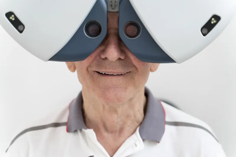 Patient pendant un examen d’éligibilité à la chirurgie réfractive