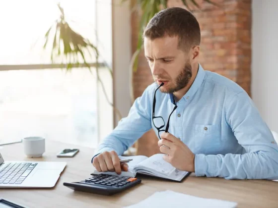 Gestionnaire de centre médical qui calcule le coût par rendez-vous de ses campagnes