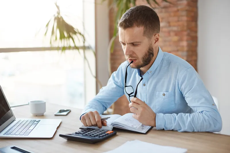 Gestionnaire de centre médical qui calcule le coût par rendez-vous de ses campagnes
