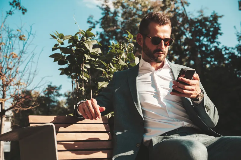 Homme qui recherche un praticien sur Google depuis son smartphone, cible des Google Ads d'un cabinet médical