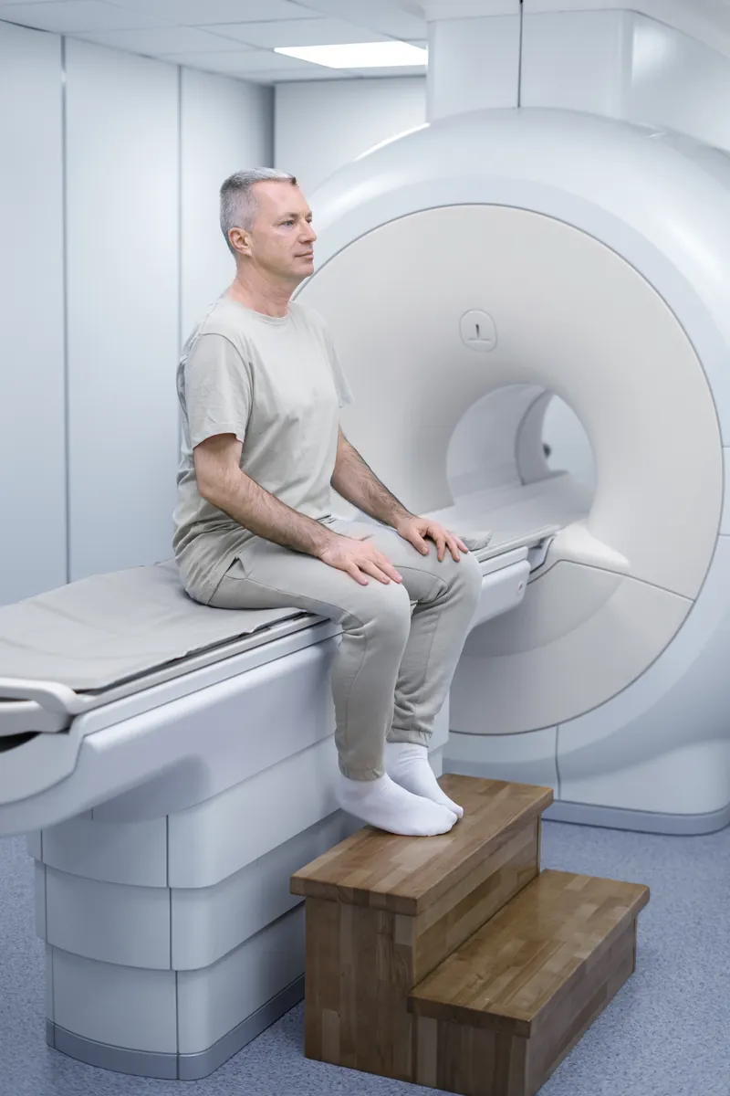 Patient qui se prépare pour un examen au scanner