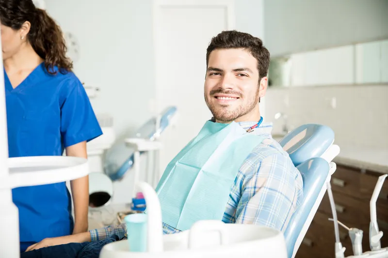 Patient serein au fauteuil pendant un soin dentaire