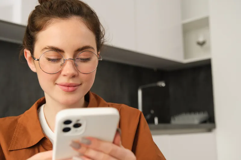 Patiente qui cherche un praticien sur son smartphone