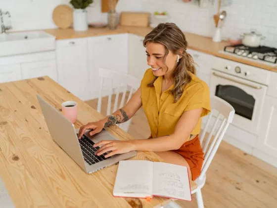 Patiente qui recherche un cabinet médical sur Google depuis son ordinateur