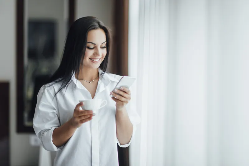 Recherche sur la chirurgie esthétique Patiente qui se renseigne sur la chirurgie esthétique sur son smartphone