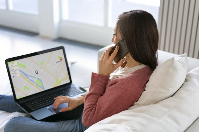 Patiente qui recherche un praticien en ligne sur son ordinateur