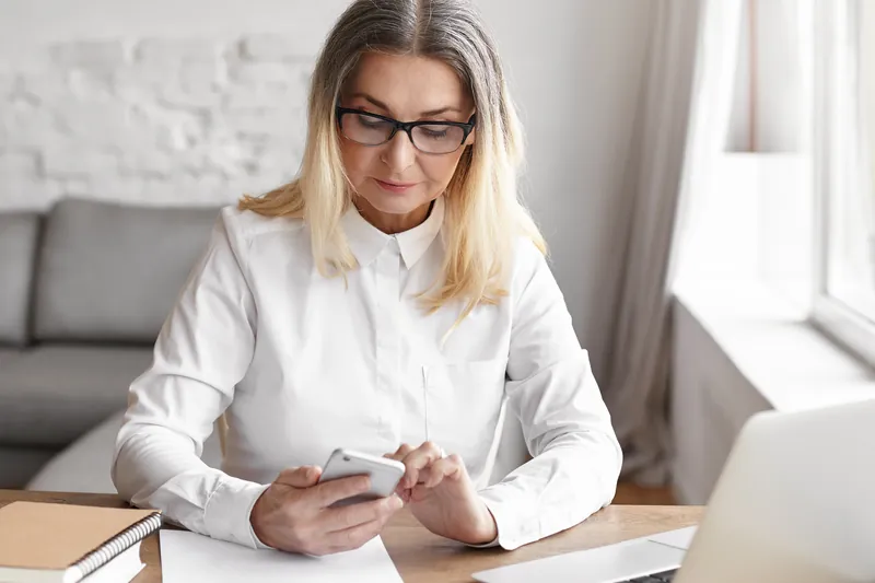 Patiente qui réserve un examen d’imagerie médicale sur son smartphone