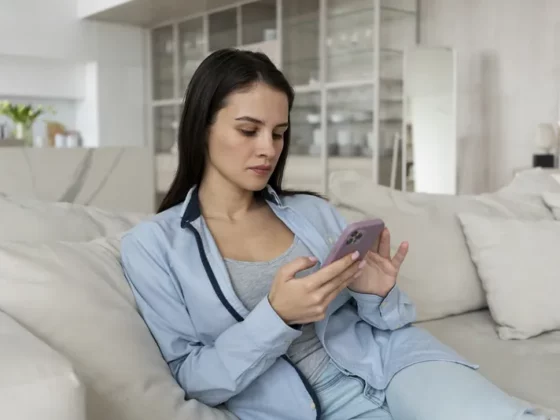 Patiente qui consulte un profil Doctolib et réserve un rendez-vous sur son smartphone