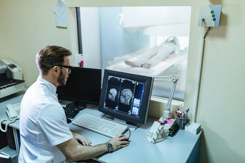 Radiologue qui analyse des images d’IRM à l’écran