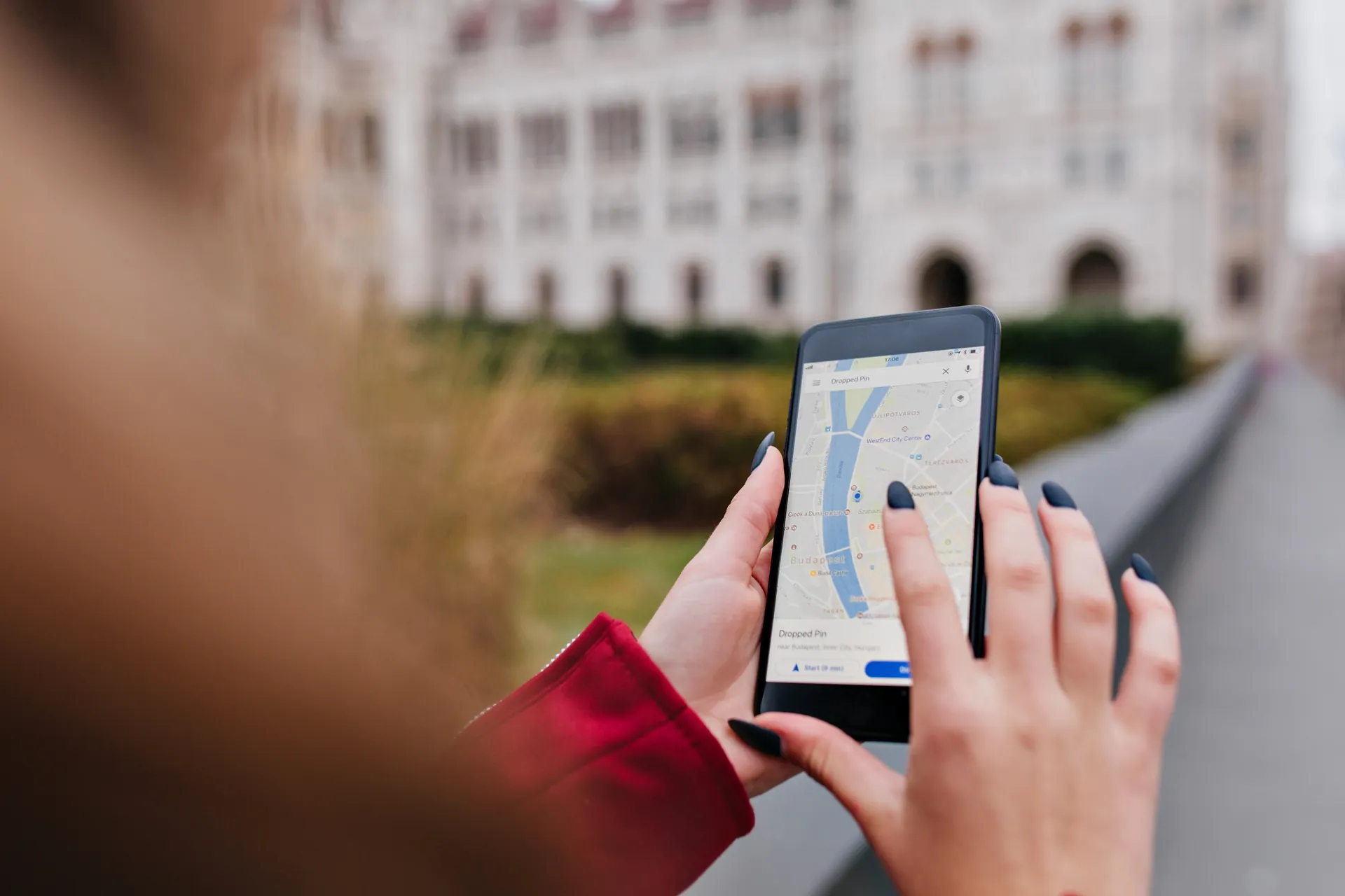 Patiente qui cherche un cabinet médical sur la carte de son smartphone