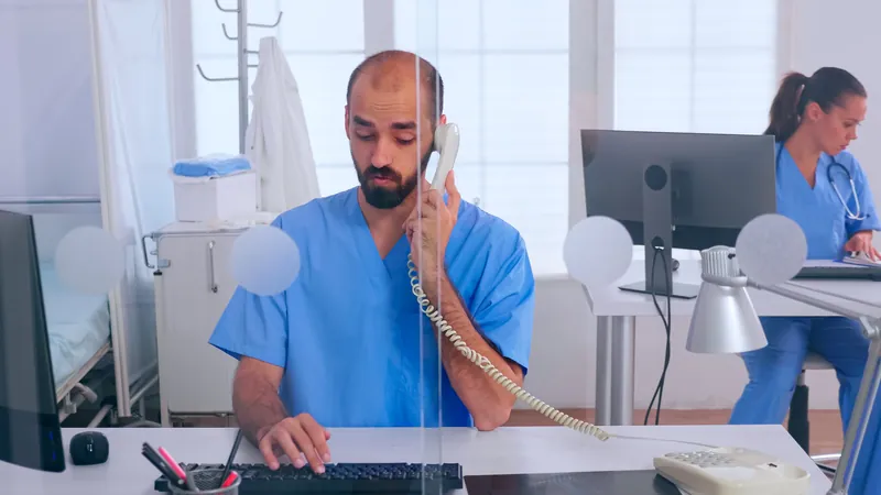 Secrétariat du cabinet d'ophtalmologie Secrétariat de cabinet d'ophtalmologie qui prend les rendez-vous par téléphone