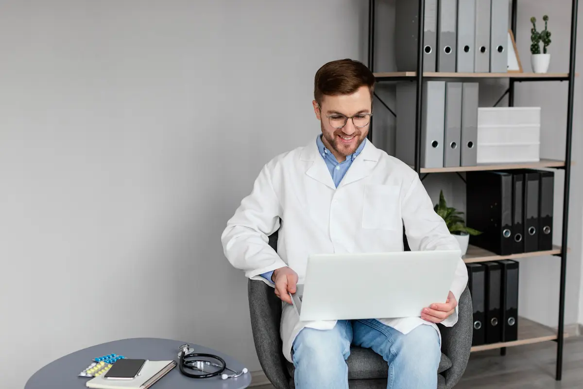 Médecin qui consulte le site de son cabinet sur un ordinateur portable