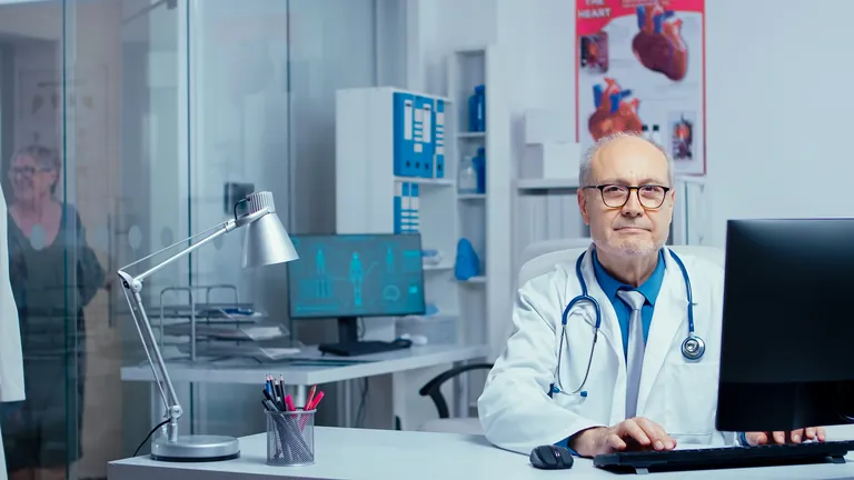 Médecin à son ordinateur dans une clinique moderne